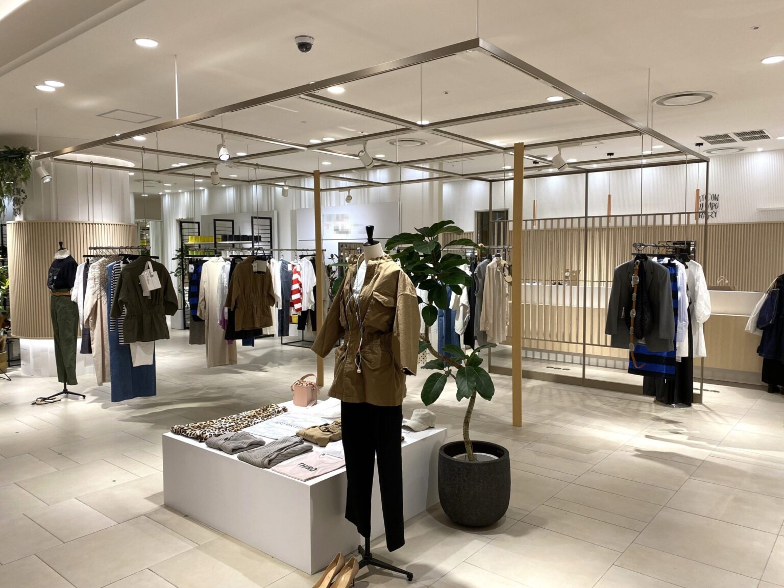 阪急うめだ本店 様 4階 ｜ 株式会社オムニツダがリブパネルを中心に天然木を使用した不燃内装木材プレミアムウッド
