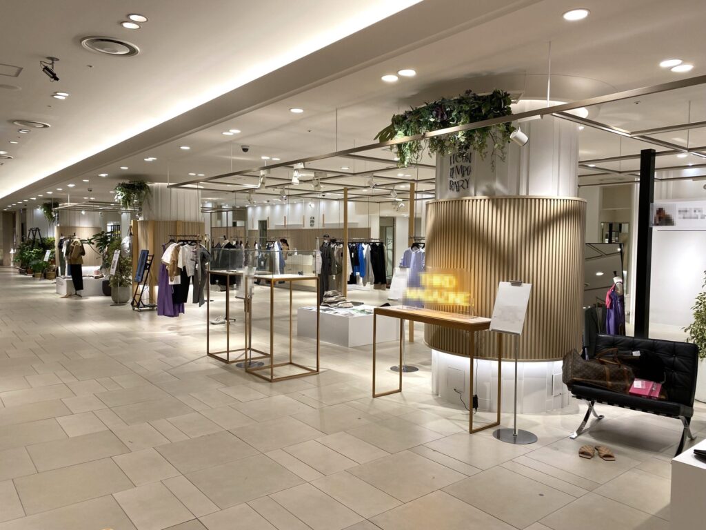 阪急うめだ本店 様 4階 ｜ 株式会社オムニツダがリブパネルを中心に天然木を使用した不燃内装木材プレミアムウッド